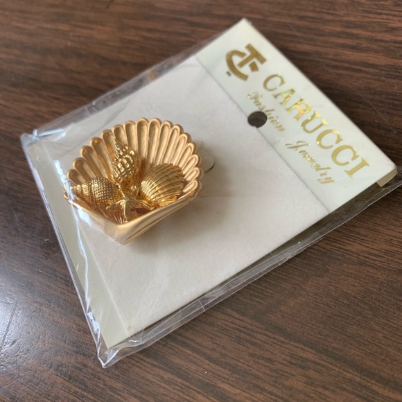 Gold Plated SeaShell Pin - Picture 4 of 5